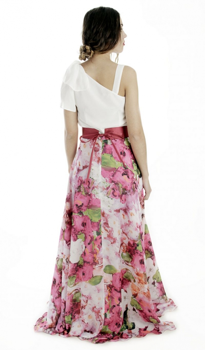 conjunto de fiesta con top asimetrico blanco y falda larga con estampado de flores para boda